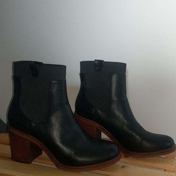 Kensie Black Chelsea Boots - Picture 2 of 10